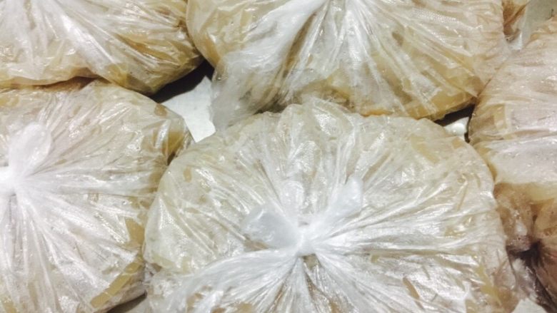 水晶皮冻,我是个懒人 一次买4斤肉皮 清洗干净 分别装袋 冰箱冷冻 想要吃 随时做