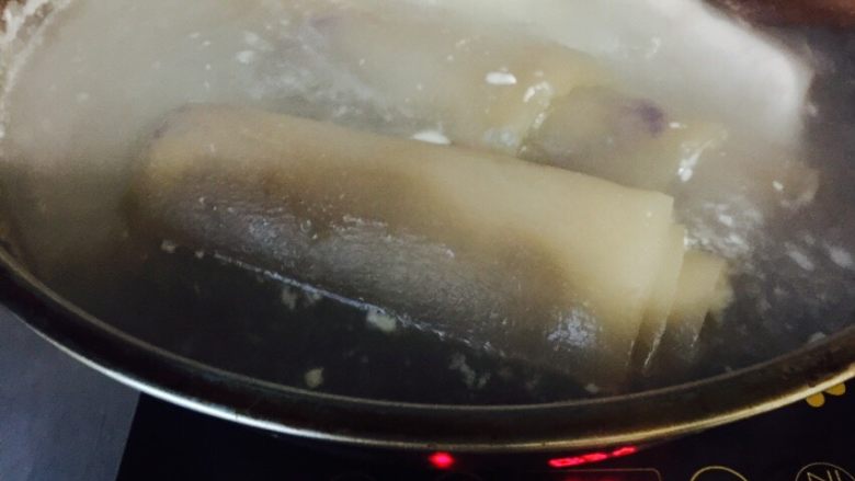 水晶皮冻,煮几分钟后 颜色从白色变成深色 肉皮这时软了
