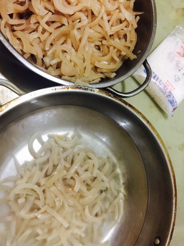 水晶皮冻,温水加入碱 双手搓洗肉皮
