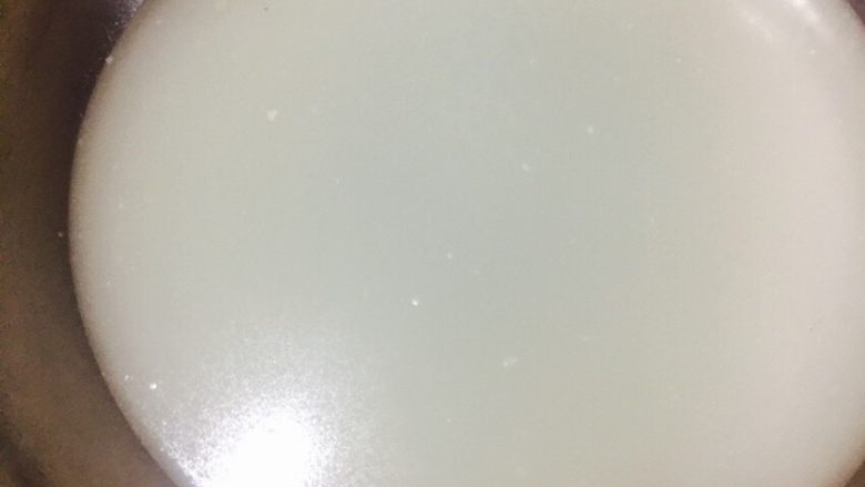 水晶皮冻,第一次 搓洗后的水 白白的脂肪水