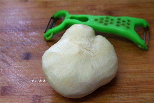 鲜嫩多汁的凉薯鲜肉煎饺,<a style='color:red;display:inline-block;' href='/shicai/ 2700'>凉薯</a>去皮洗净,剩下难剥的顽固皮用果皮刀去除