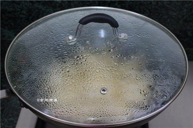 鲜嫩多汁的凉薯鲜肉煎饺,遮上锅盖,大火煎5分钟至水分完全吸收