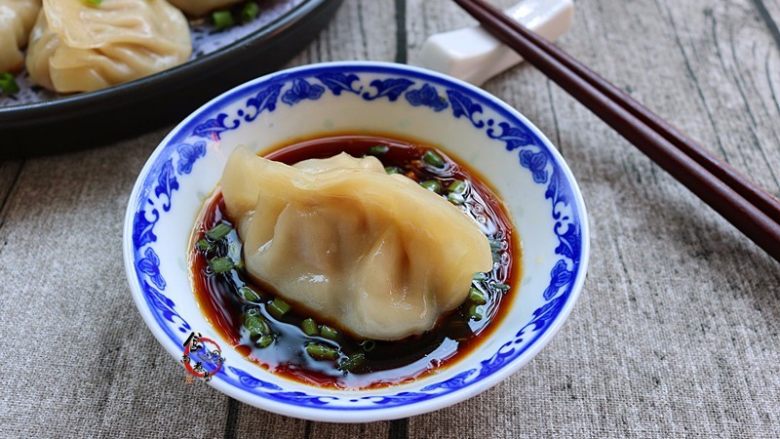 鲜嫩多汁的凉薯鲜肉煎饺,铲起,蘸酱汁食用