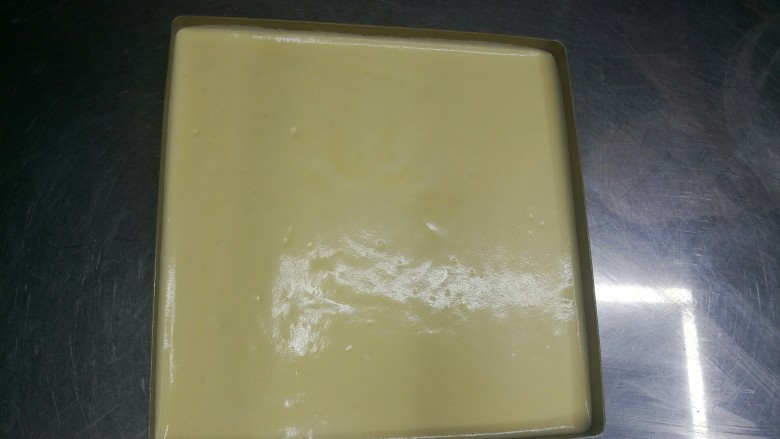 治愈系甜品——蛋糕卷,轻轻震泡,放入烤箱。