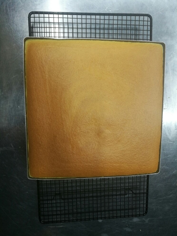 治愈系甜品——蛋糕卷,烤好后取出,放在晾晒架上,趁余温取出。