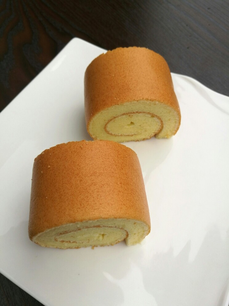 治愈系甜品——蛋糕卷,卷起来,切成所需要的宽度。