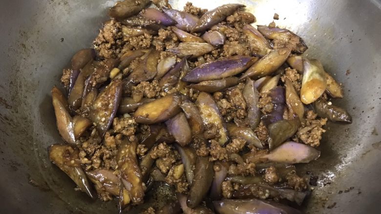 蒜泥肉末茄子,加入盐,翻炒均匀