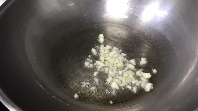 蒜泥肉末茄子,大火起油锅30g油,下蒜末