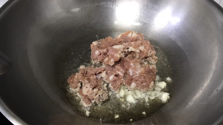 蒜泥肉末茄子,放入肉泥