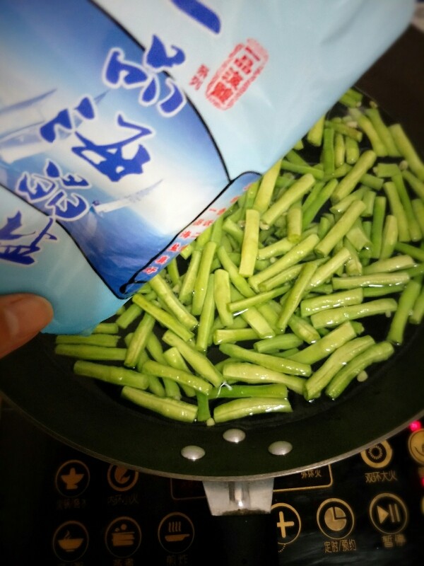 凉拌酸辣豇豆,加少许的盐,既可以保持豆角的颜色也可以使豆角稍微入味儿;