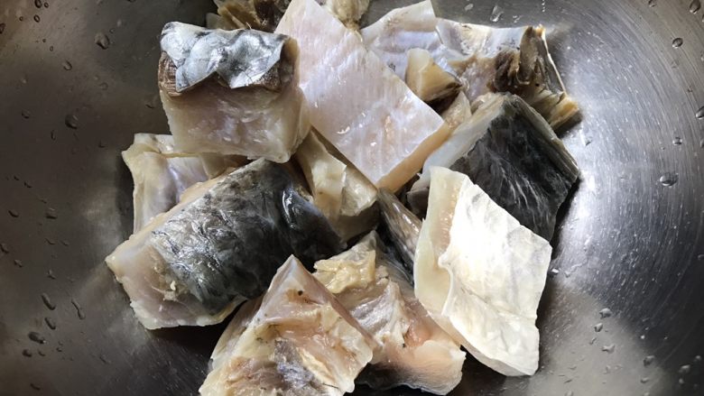 老咸鱼烧肉,咸鱼洗干净,沥干水份