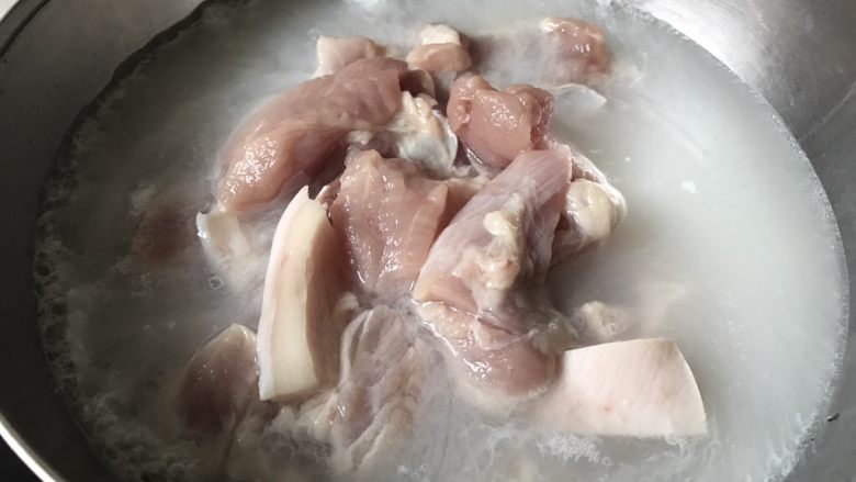 老咸鱼烧肉,<a style='color:red;display:inline-block;' href='/shicai/ 414'>猪肉</a>切好,焯水