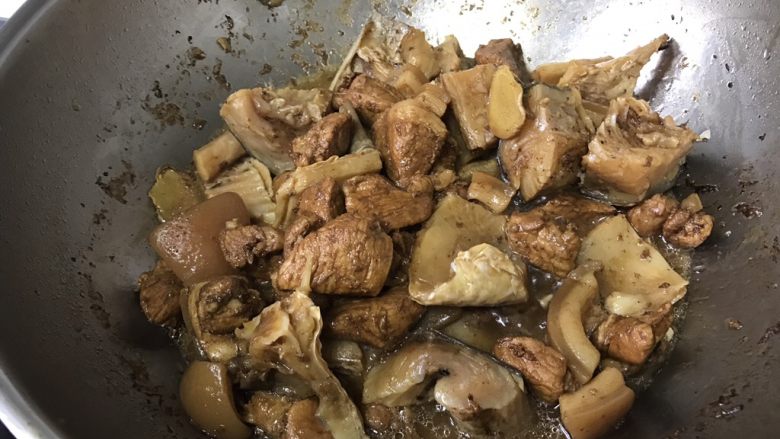 老咸鱼烧肉,加<a style='color:red;display:inline-block;' href='/shicai/ 10588'>糖</a>,小火炖30分钟,此时尝下咸淡,不够咸就加点盐,我的咸淡正好,所以没有再加盐。大火收汁。