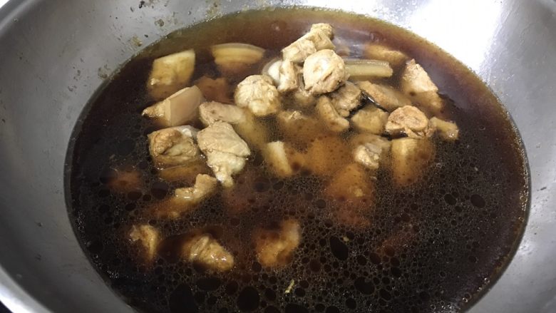 老咸鱼烧肉,倒入热水,大火烧开再转小火炖30分钟