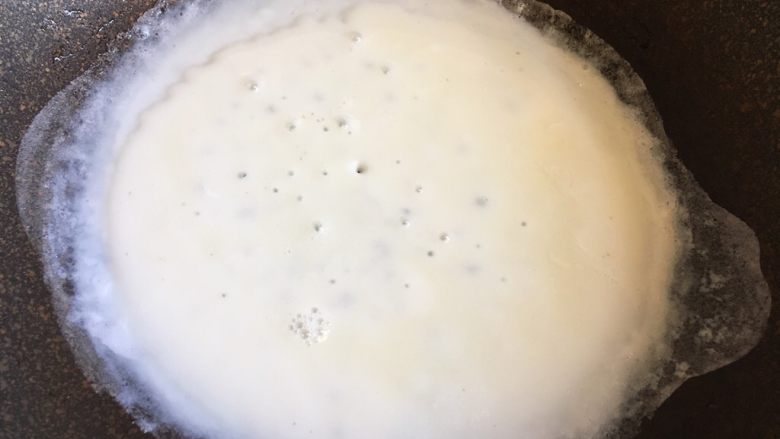 小熊蛋包饭,平底锅抹上少许油,将蛋黄蛋清分别煎熟