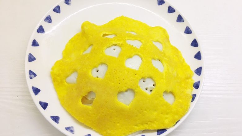 小熊蛋包饭,先盖上蛋白,再盖上蛋黄皮当小熊的被子