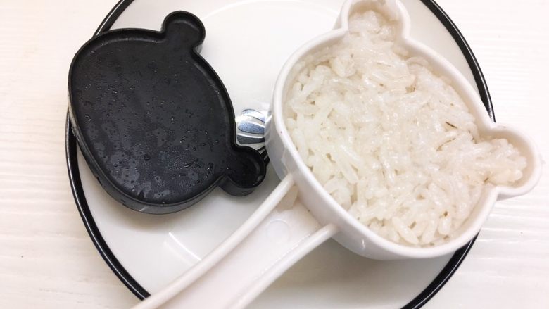小熊蛋包饭,模具中加入米饭,按压出小熊形状,如果没有模具可以用手捏