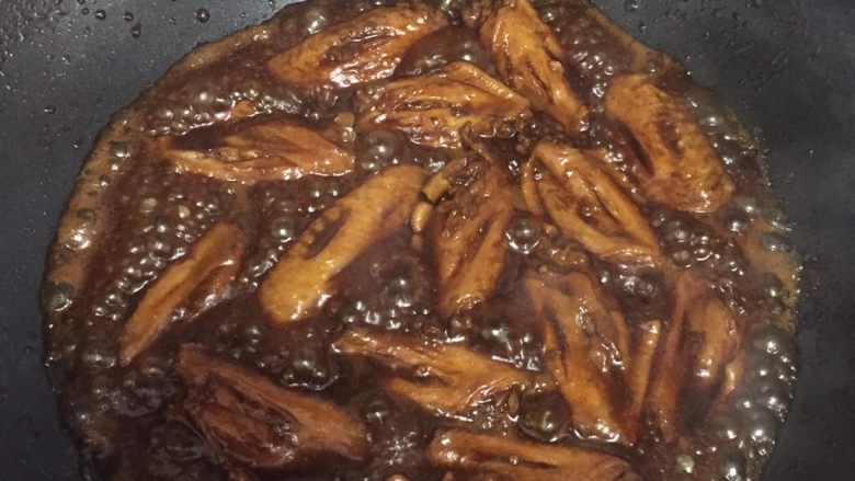 可乐鸡翅,大火煮沸,转小火煮