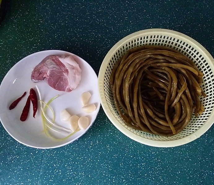 肉沫酸豆角,提前腌制好酸豆角,再备好其它食材