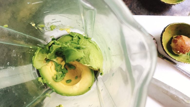 软噗噗的牛油果益力多小蛋糕,先把牛油果肉取出来,放进搅拌机,加入几滴柠檬汁防止氧化变丑。