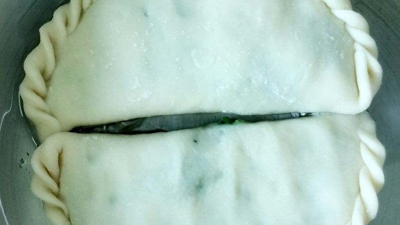韭菜盒子,锅里放油最小火煎,注意翻面