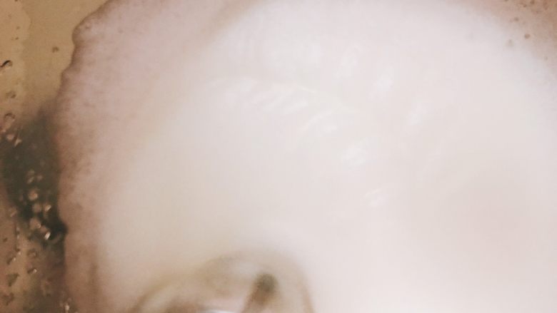 抹茶牛奶小戚风,刚刚打出纹路的时候蛋白液是很稀的,纹路几乎是刚出现就立即消失,无法保持的,这时候就可以加入剩下的第三次糖了,再继续低速打发。