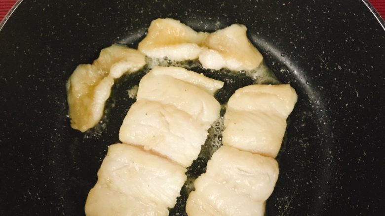 快手煎龙利鱼柳
(其实是巴沙鱼柳),第四步,按照刚才1234的顺序,立即给鱼翻个身...天啊太熟了…没事也可以吃嘛!
所以第三步里摆好鱼摆到4的时候,就应该回头给1开始翻身了,我拍照才几秒钟就过熟了,可见这道菜真的是快得不行...