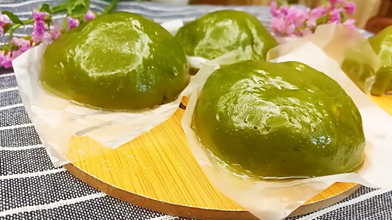 清热解暑之——斑斓原汁青团,斑斓汁的天然香味扑鼻,不禁食指大动。