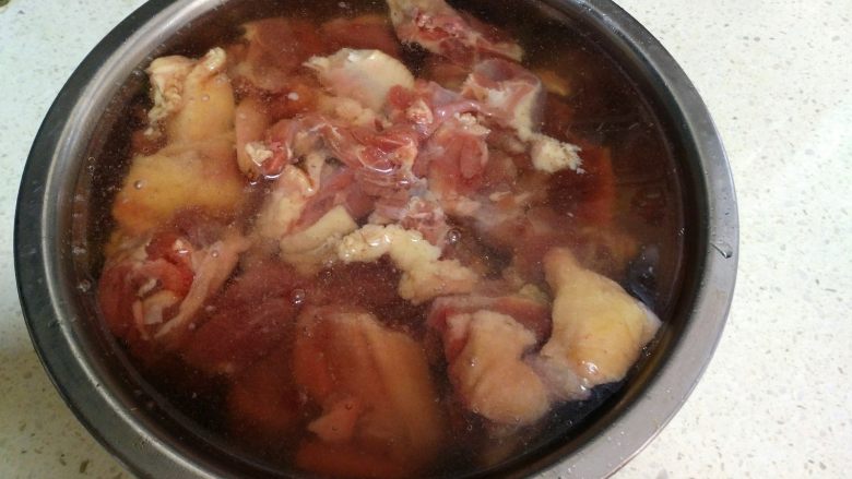 酸萝卜老鸭汤煲,子放在一个小盆里注入清水,把<a style='color:red;display:inline-block;' href='/shicai/ 313'>鸭子</a>的血水泡出来。