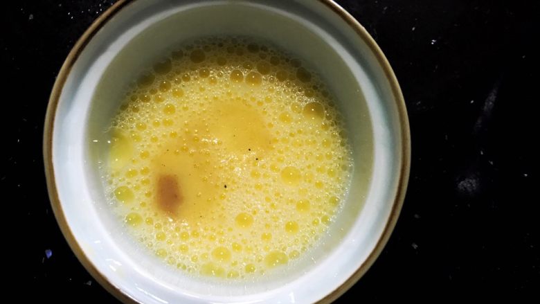 完美秋葵星星⭐蒸蛋(零失手新手必看),然后充分搅拌均匀,搅拌越均匀蒸出来越细腻。加入虾粉。