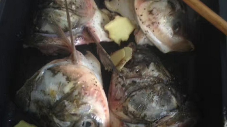 鱼头砂锅煲,<a style='color:red;display:inline-block;' href='/shicai/ 336'>鱼头</a>对半开，用盐，胡椒，料酒腌制一会儿，锅里用生<a style='color:red;display:inline-block;' href='/shicai/ 37'>姜</a>抹一次，然后下少许猪油，放<a style='color:red;display:inline-block;' href='/shicai/ 138'>大葱</a>炒香，把<a style='color:red;display:inline-block;' href='/shicai/ 336'>鱼头</a>煎至两面黄，加开水哈！