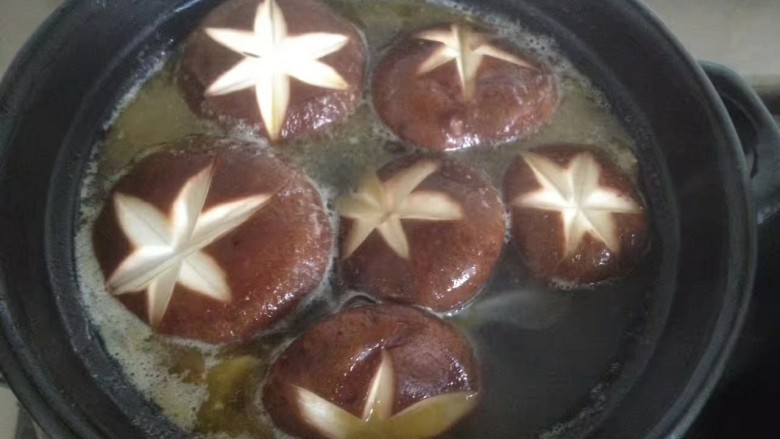 鱼头砂锅煲,汤开了下<a style='color:red;display:inline-block;' href='/shicai/ 10243'>新鲜香菇</a>，小火慢炖2小时
