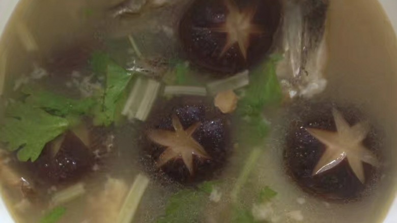 鱼头砂锅煲,炖好放盐，鸡精起锅放香菜就可以喝了

