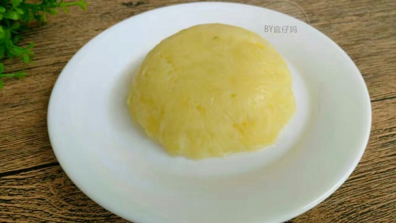 肉沫土豆泥,倒扣在盘子里,撕去保鲜膜。