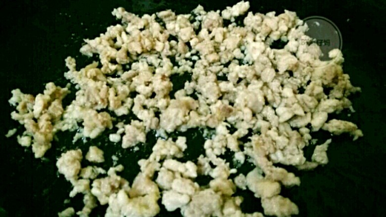 肉沫土豆泥,锅中放油,下肉泥翻炒至变白色。