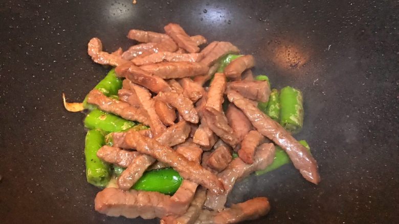 超满足便当（31）,倒入牛柳翻炒
