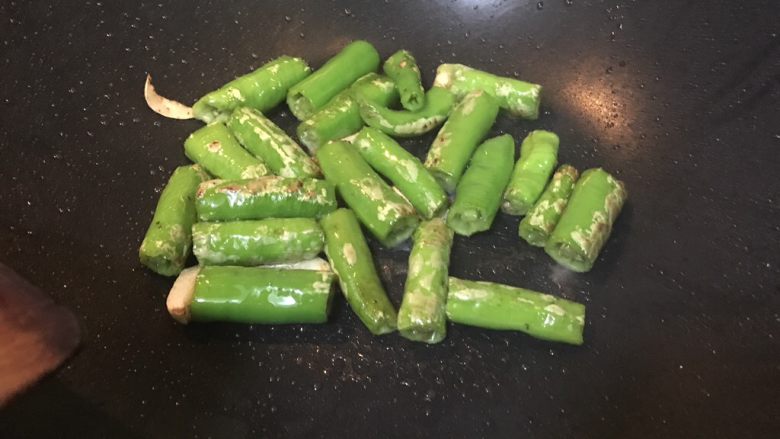 超满足便当（31）,至辣椒表皮起虎皮 倒入牛柳