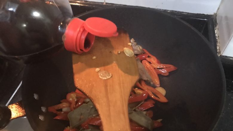 超满足便当（31）,加少许生抽 翻炒均匀 （出锅前可加少许耗油 可加可不加）