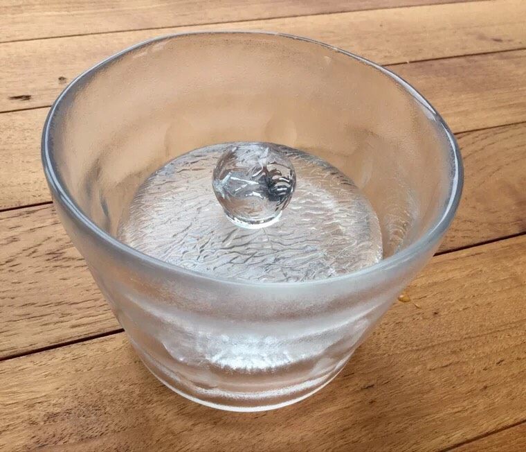 神下饭之酸苦瓜炒卤肥肠,备好腌渍罐和熟盐水(白开水将盐化开即可)。这是我从某宝上买的专门腌渍的罐子。其实可拿任何容器代替。