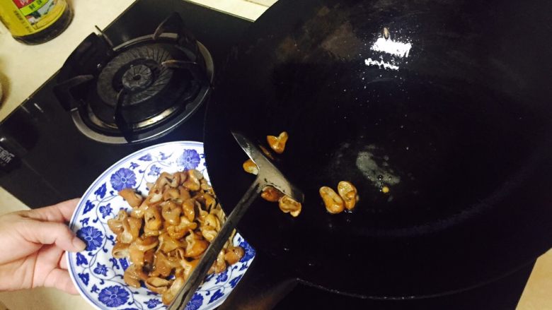 神下饭之酸苦瓜炒卤肥肠,锅中加少许油加热,倒入肥肠大火翻炒两分钟,盛起。