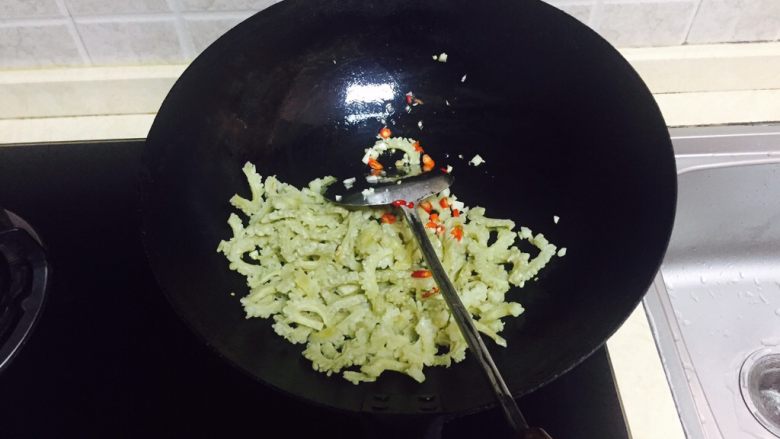 神下饭之酸苦瓜炒卤肥肠,倒入酸苦瓜翻炒,加盐,可以加一点<a style='color:red;display:inline-block;' href='/shicai/ 788'>生抽</a>提味。