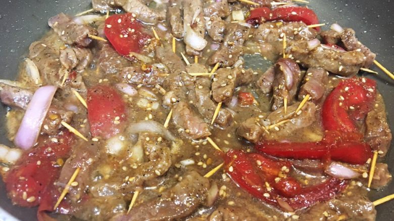 #食二星座#+牙签牛肉,腌制时间越长越好。再没时间也要保证半个小时哦。答应我!不然白浪费肉了!然后拿出牙签!来!戳!肉!我昨天忙得很,因为做了一桌子菜没拍过程,大家随意看看这个是插完牙签的肉。