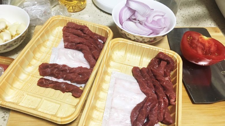#食二星座#+牙签牛肉,来一块<a style='color:red;display:inline-block;' href='/shicai/ 216'>牛肉</a>,切成如图的条状。我刚好看见超市有这个切好的,强迫症觉得挺整齐,就买了。自己买的话就买牛里脊就行哈。