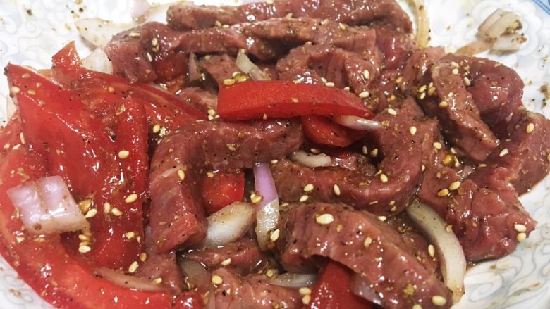 #食二星座#+牙签牛肉,再撒点<a style='color:red;display:inline-block;' href='/shicai/ 678'>白芝麻</a>,是不是很有店里成品买的腌好的肉的感觉啦!是不是已经很诱人了!!