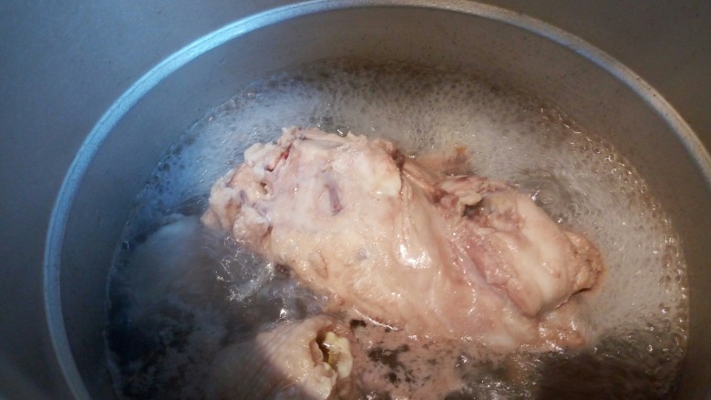 #食二星座#牛肉馅饼,鸡壳一个,先凉水下锅,焯水
