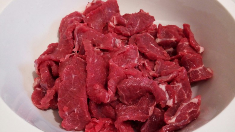 #食二星座#牛肉馅饼,新鲜的<a style='color:red;display:inline-block;' href='/shicai/ 216'>牛肉</a>,先切小片