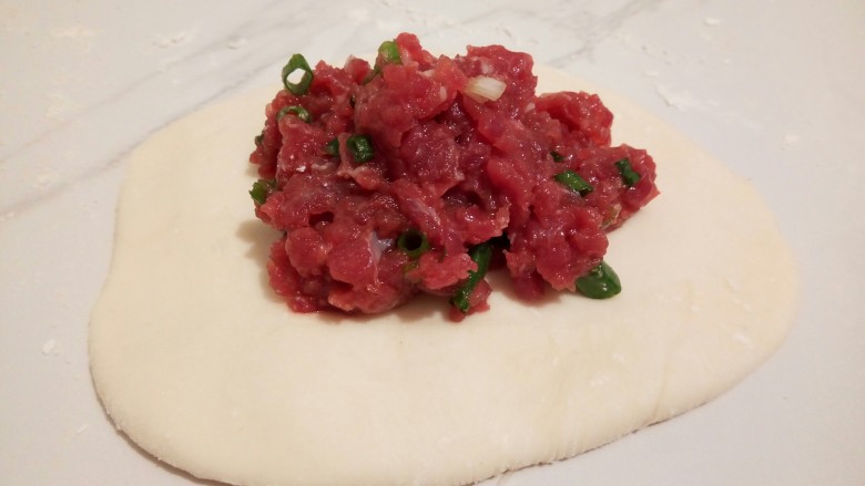 #食二星座#牛肉馅饼,分成小的面团,我做了9个,皮薄馅大,取其中一个面团,擀圆,包上牛肉馅,(面皮不要太厚,影响口感)