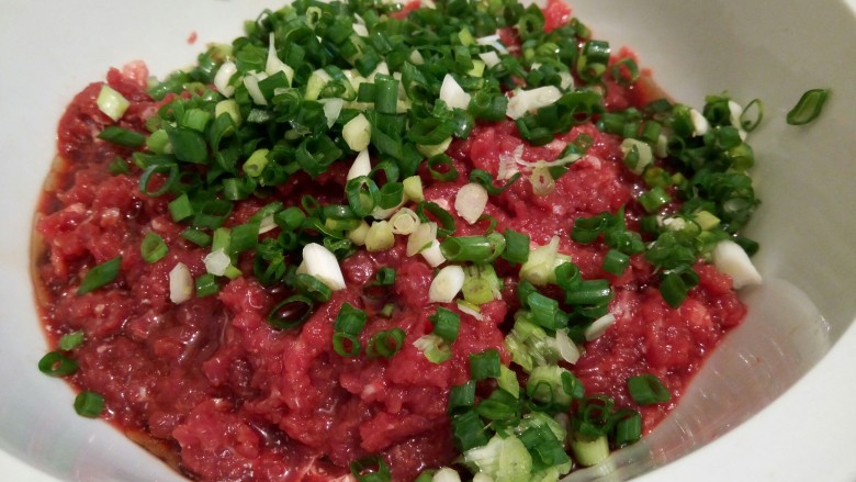 #食二星座#牛肉馅饼,再加生抽,盐,料酒,味精,搅拌上劲,撒点葱花,增加香味,最后放芝麻油锁住水份,