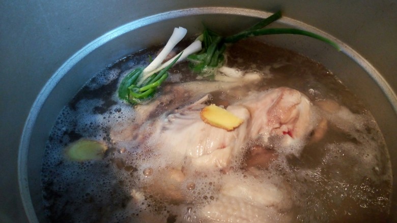 #食二星座#牛肉馅饼,焯好水的鸡壳,重新放入锅里,加适量的清水,料酒,生姜片,葱,熬成<a style='color:red;display:inline-block;' href='/shicai/ 93'><a style='color:red;display:inline-block;' href='/shicai/ 93'>鸡汤</a></a>即可
