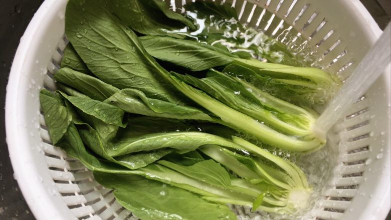 腊味香菇蛋面煲,洗干净,放水里泡十分钟